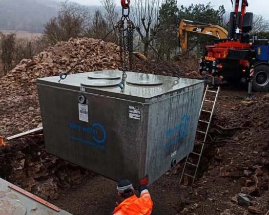 Pose fosse septique avec grue - Arnal TP en Lozère Aveyron Lot Tarn